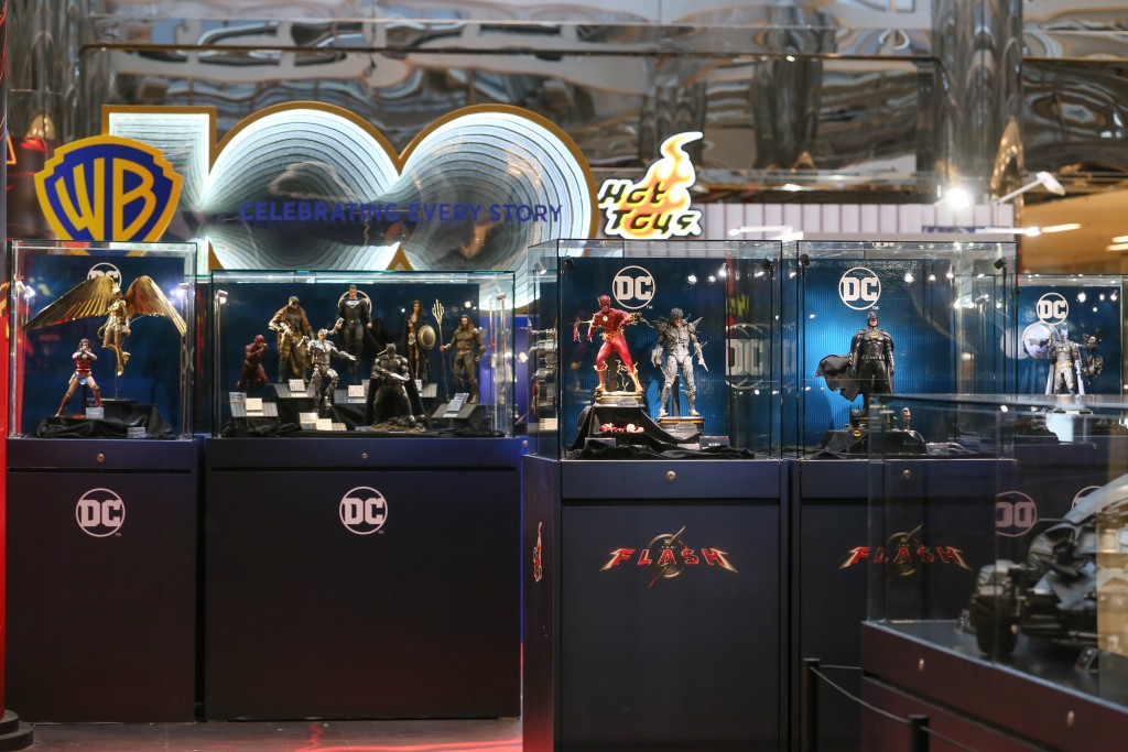 場內展出多個Hot Toys極像真1:6比例珍藏人偶及閃電俠戰衣載具珍藏